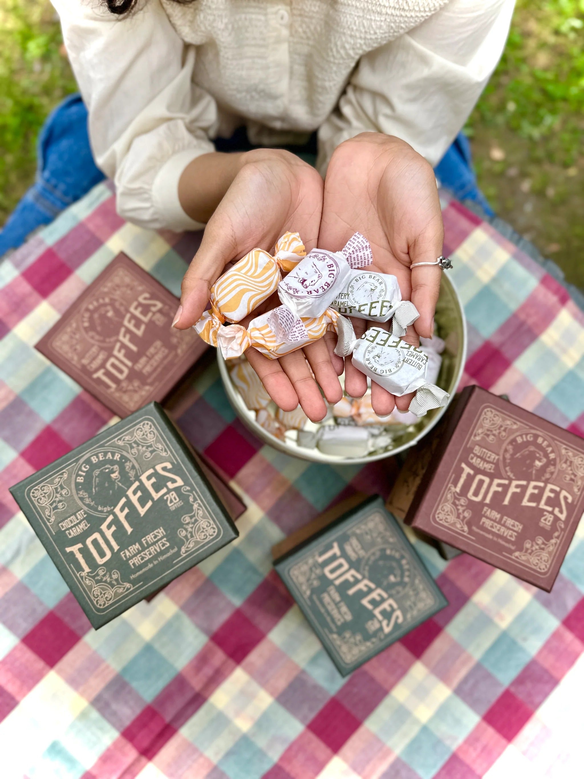 Toffee Tin - Assorted Caramel & Chocolate 600g - 40 pieces | Big Bear Farms